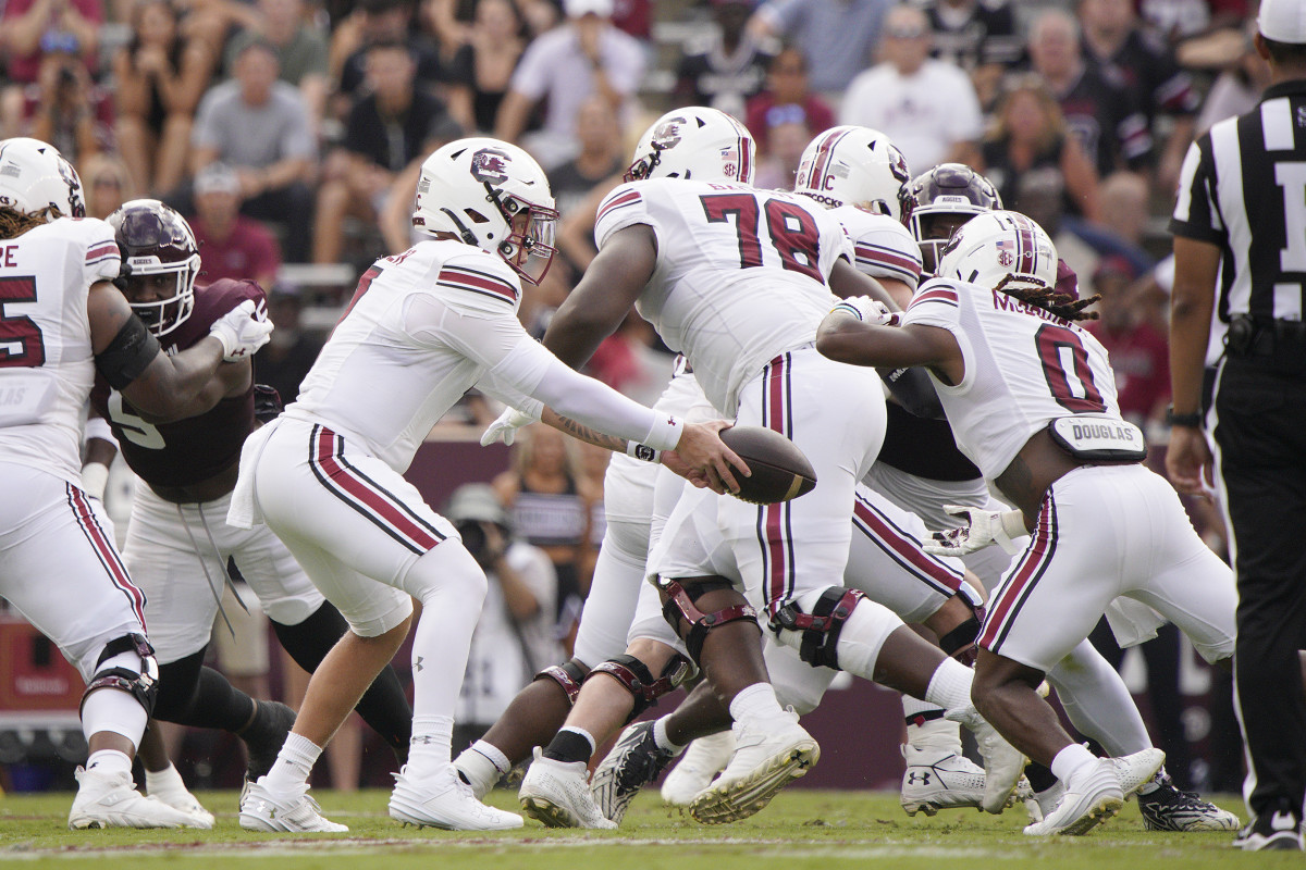 Trovon Baugh pulling to create a run lane for junior running back Juju McDowell (28th Oct., 2023)